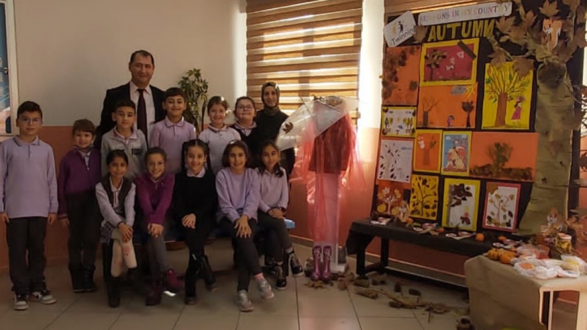 Okulumuz e-twinning Kulübü Öğrencileri İngilizce Öğretmeni Betül TÜRKMEN liderliğinde Seasons In My Country(Ülkemde Mevsimler) Projesi Çalışmalarına Başladı.